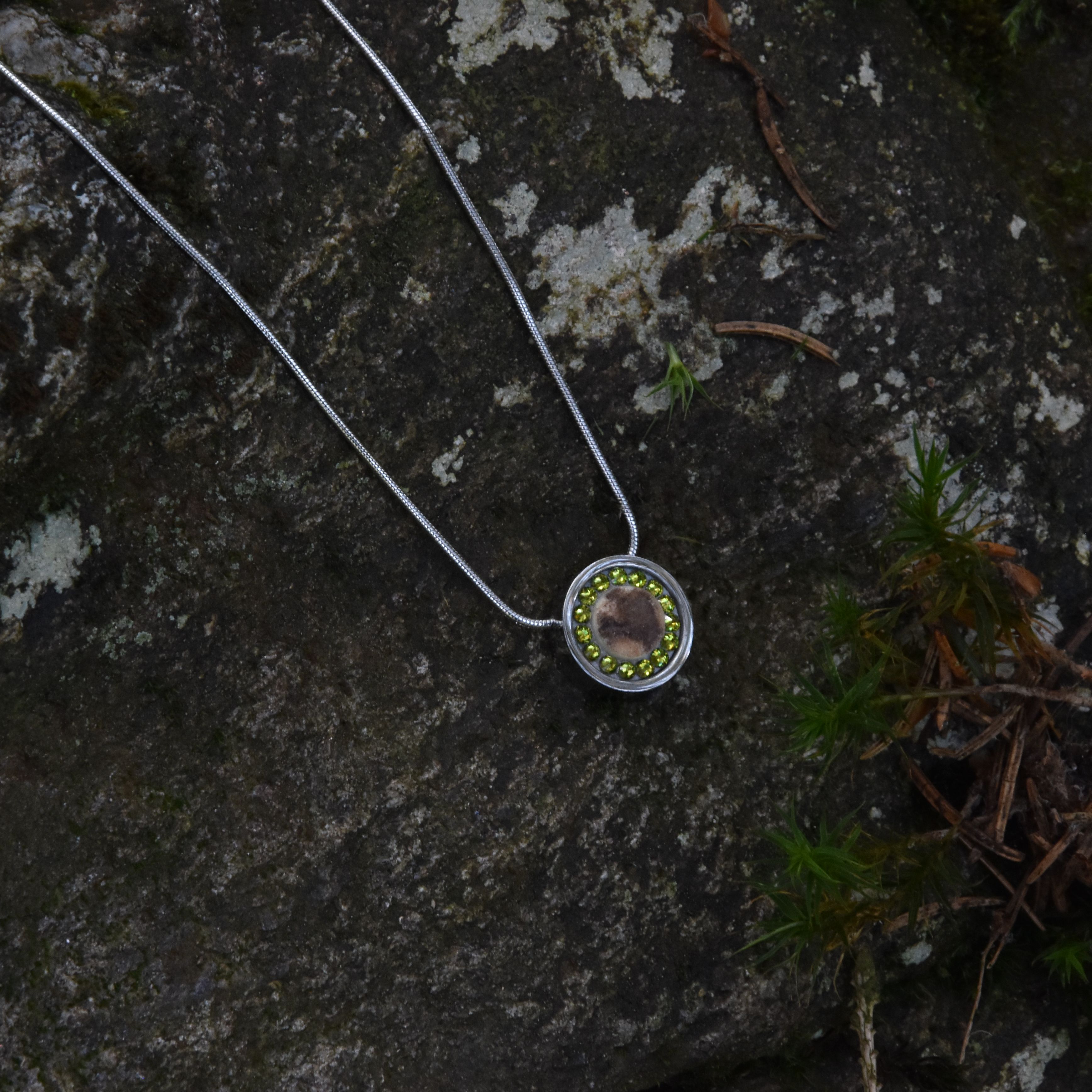 šperk z lesa - náhrdelník kolečko - ocel+zelené kamínky - Art&Nature
