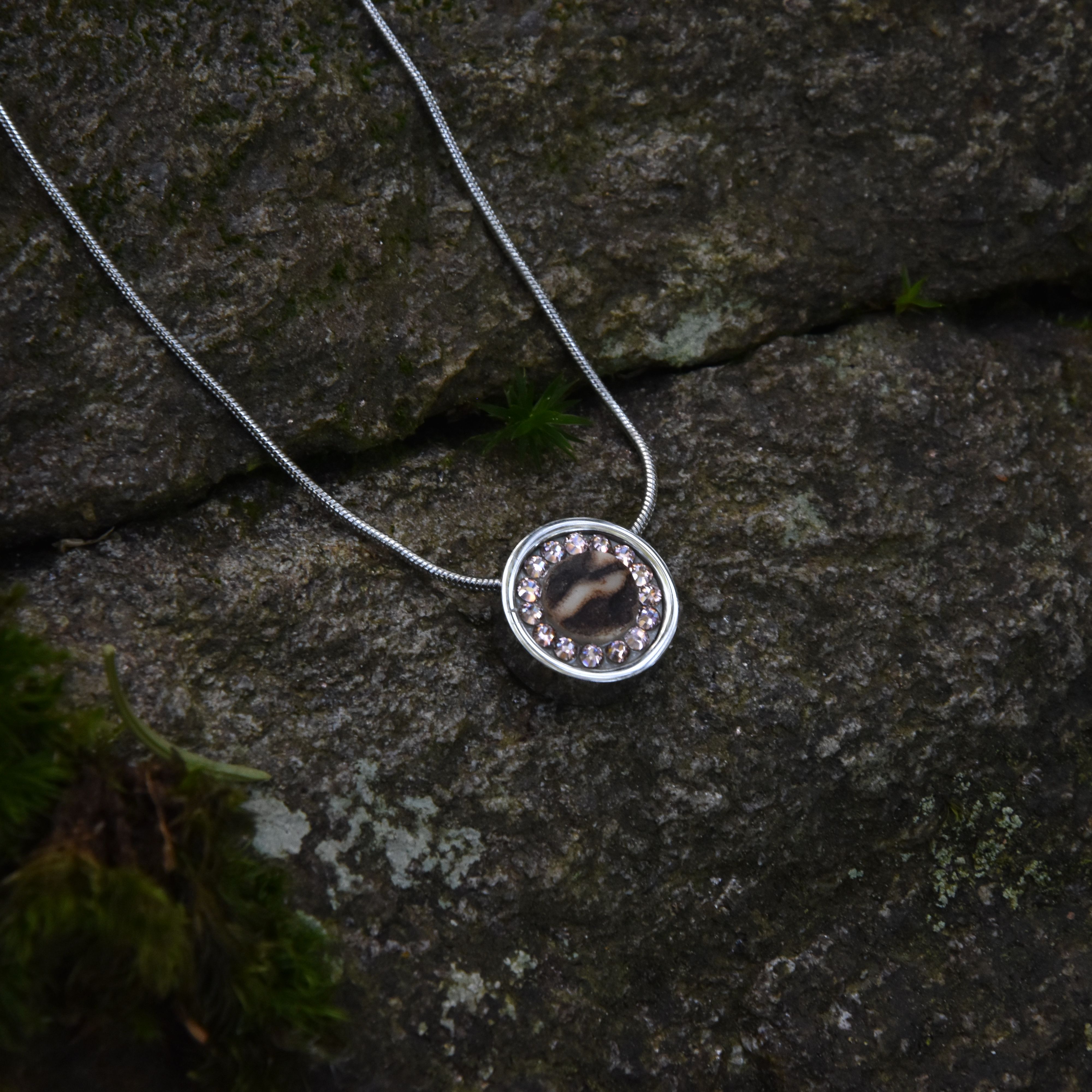 šperk z lesa - náhrdelník kolečko - ocel+růžové kamínky - Art&Nature