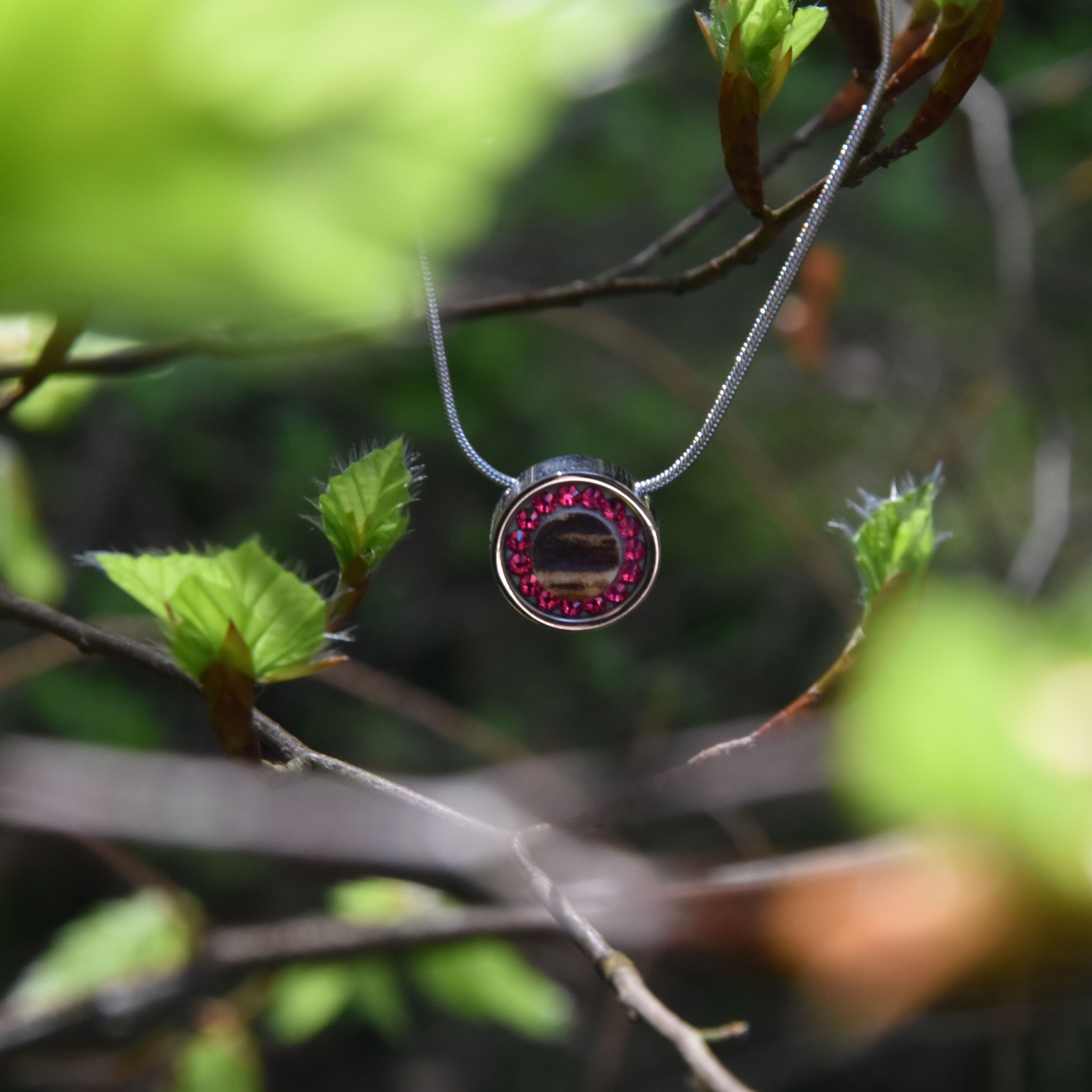 šperk z lesa - náhrdelník kolečko - ocel+fuchsiové kamínky - Art&Nature