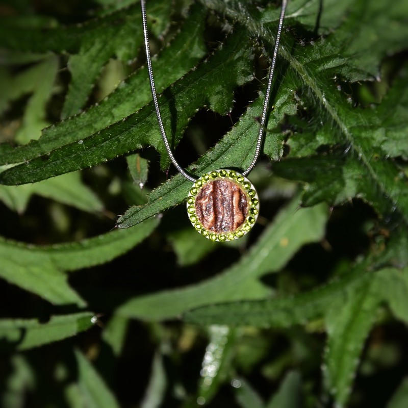 šperk z lesa - náhrdelník kolečko - chirurgická ocel a olivově zelené kamínky - Art&Nature
