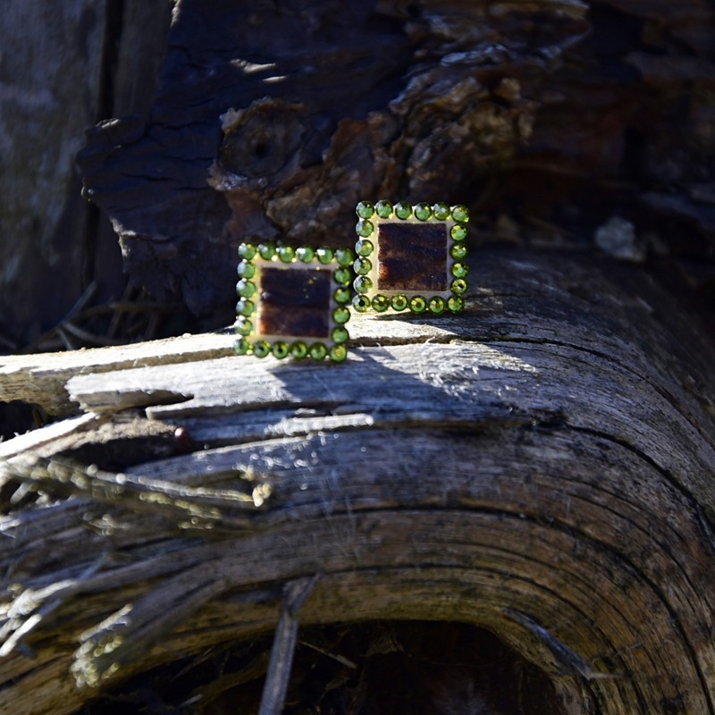 šperk z lesa - náušnice čtverečky s olivově zelenými kamínky - Art&Nature