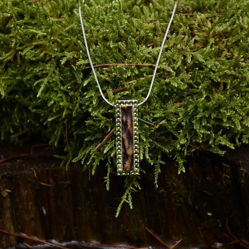 šperk z lesa - náhrdelník obdélníček - zelené kamínky - Art&Nature