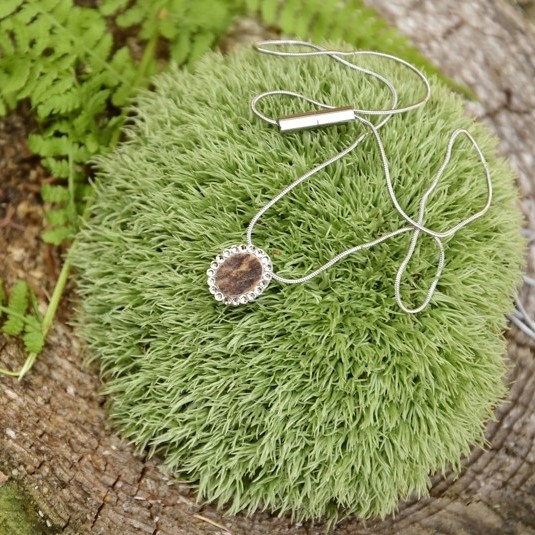 šperk z lesa - náhrdelník oválek malý - bílé kamínky - Art&Nature